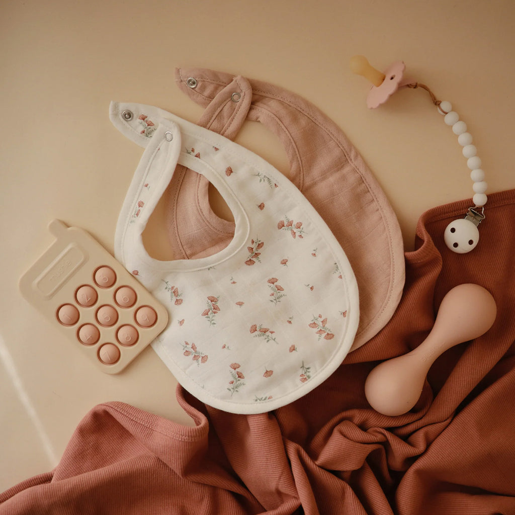 Mushie Baby Sabberlatz 2er Pack Blush/ Pink Floral bei Yay Kids