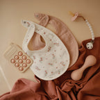 Mushie Baby Sabberlatz 2er Pack Blush/ Pink Floral bei Yay Kids