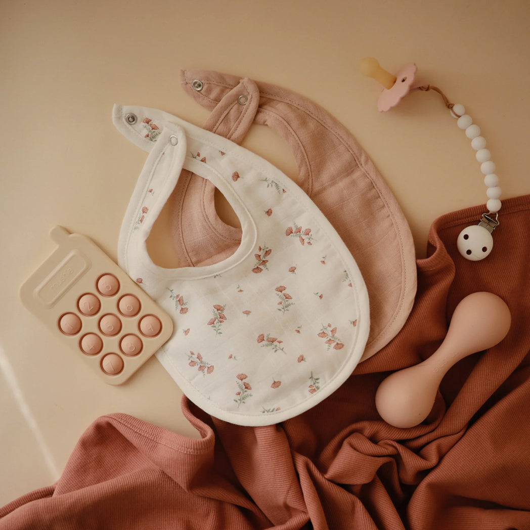 Mushie Baby Sabberlatz 2er Pack Blush/ Pink Floral bei Yay Kids