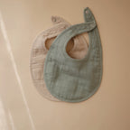 Mushie Baby Spucktuch 2er Pack Roman Green/ Fog bei Yay Kids