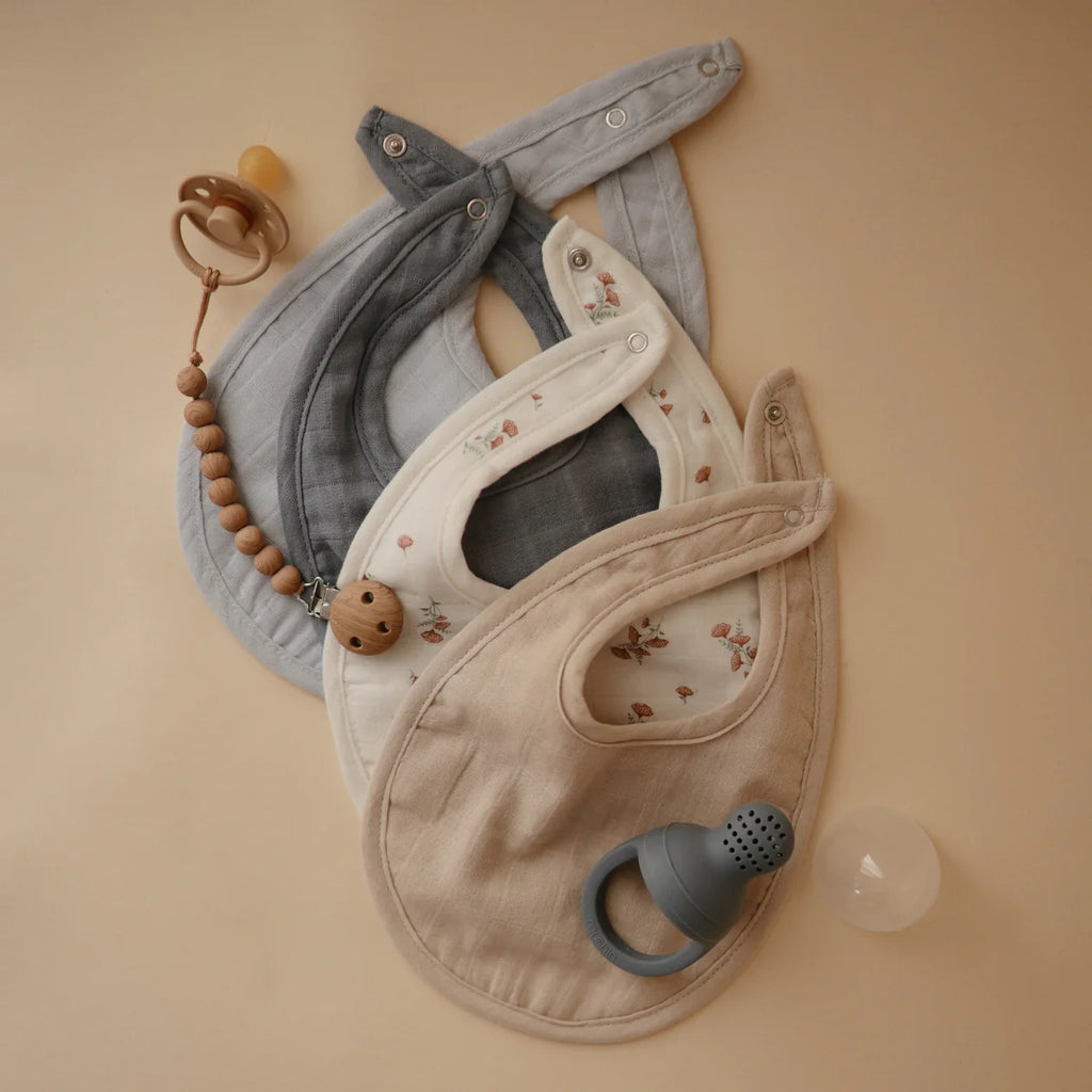 Mushie Baby Spuck Lätzchen 2er Pack Tradewinds/ Baby Blue bei Yay Kids