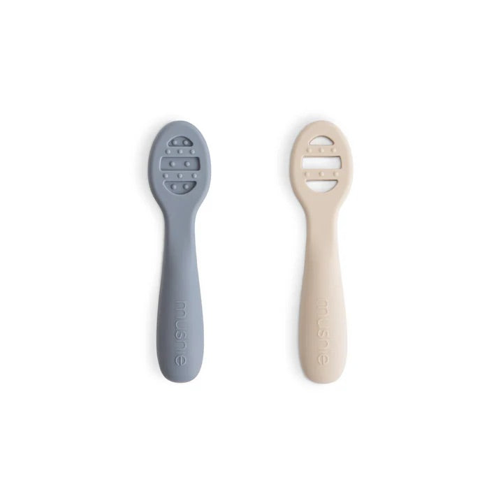 Mushie First Feeding Baby Spoons Tradewinds/Shifting Sand bei Yay Kids