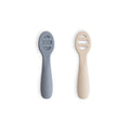 Mushie First Feeding Baby Spoons Tradewinds/Shifting Sand bei Yay Kids