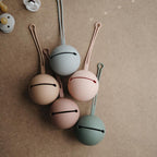 Mushie Baby Silikon Nuggi Halter bei Yay Kids