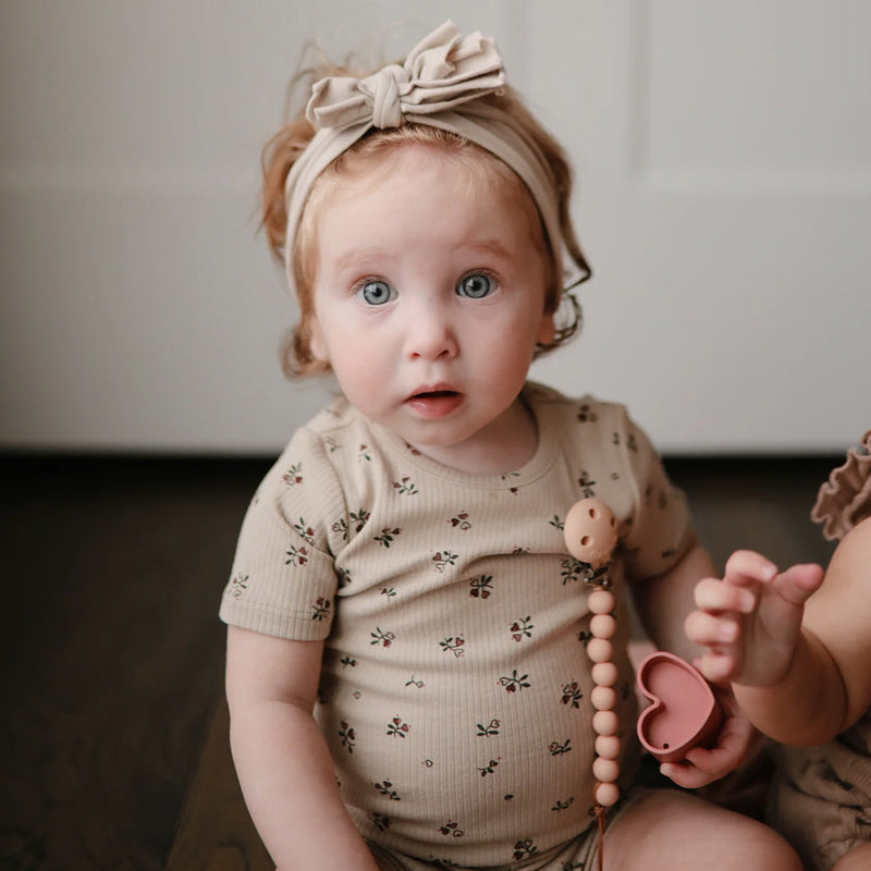 Mushie Baby Silikon Nuggikette Hera Blush bei Yay Kids