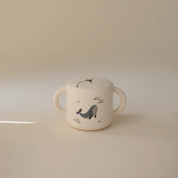 Mushie Baby Silikon Snack Cup Whales bei Yay Kids