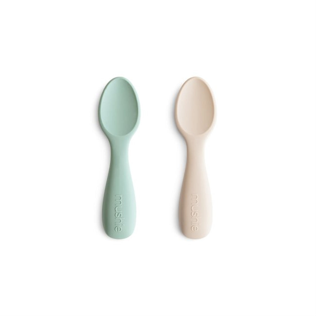 Mushie Kinder Starter Silikon Löffel Set Cambridge Blue/ Sand bei Yay Kids