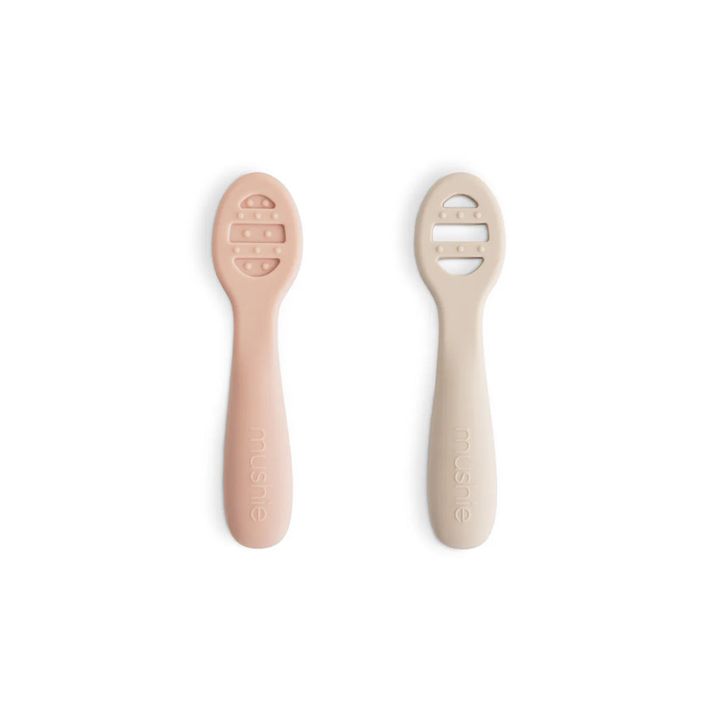 Mushie First Feeding Baby Spoons 2Pack BlushShifting Sand bei Yay Kids