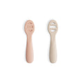 Mushie First Feeding Baby Spoons 2Pack BlushShifting Sand bei Yay Kids