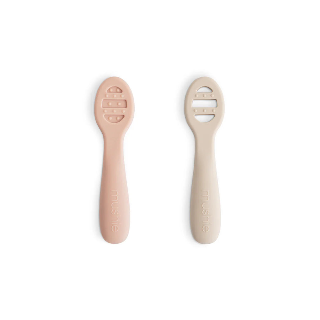Mushie First Feeding Baby Spoons 2Pack BlushShifting Sand bei Yay Kids