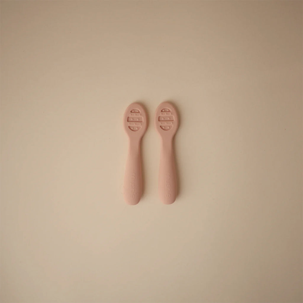 Mushie First Feeding Baby Spoons 2Pack BlushShifting Sand bei Yay Kids