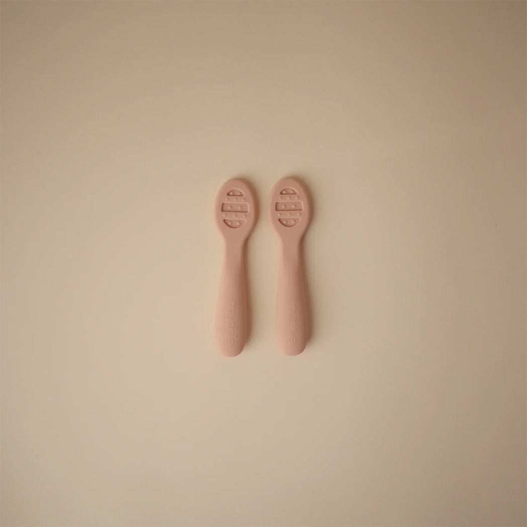 Mushie First Feeding Baby Spoons 2Pack BlushShifting Sand bei Yay Kids