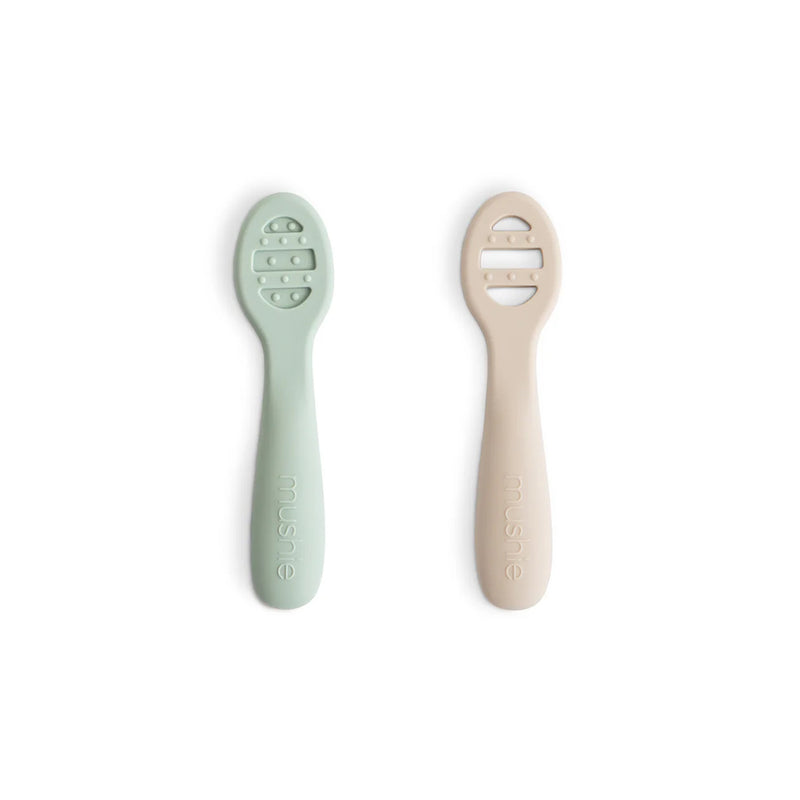 Mushie First Feeding Baby Spoons 2Pack Cambridge Blue Sand bei Yay Kids