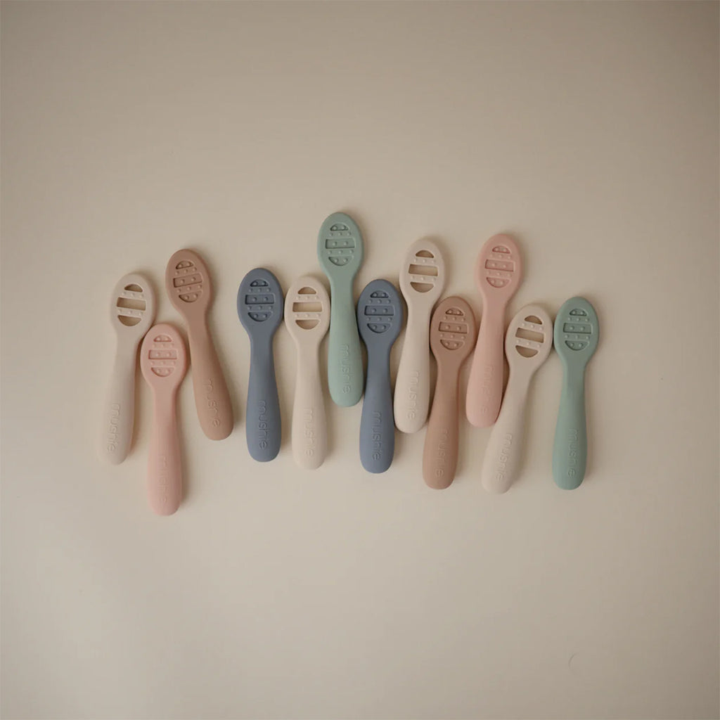Mushie First Feeding Baby Spoons 2Pack Cambridge Blue Sand bei Yay Kids