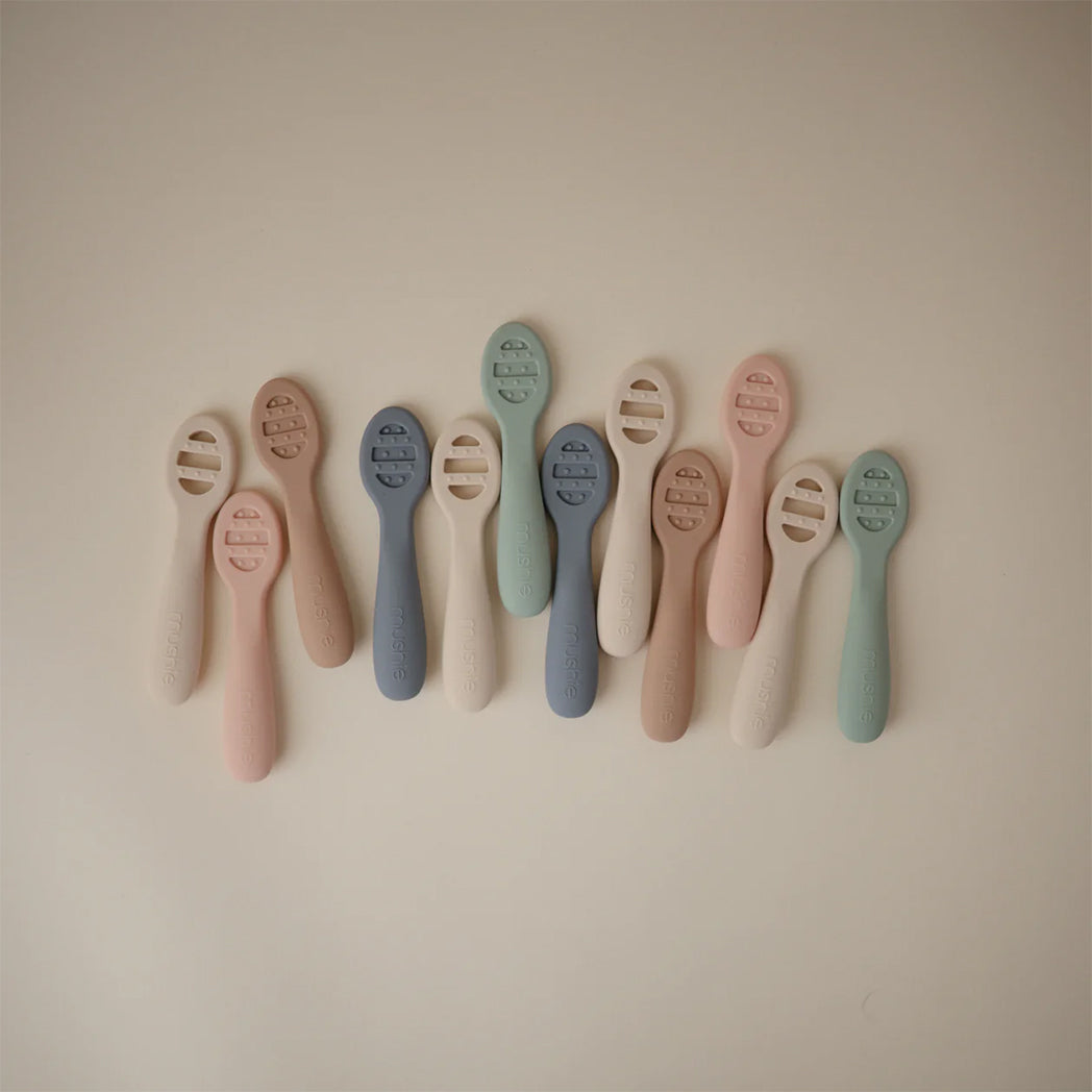 Mushie First Feeding Baby Spoons 2Pack Cambridge Blue Sand bei Yay Kids