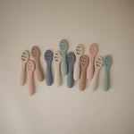 Mushie First Feeding Baby Spoons 2Pack Cambridge Blue Sand bei Yay Kids