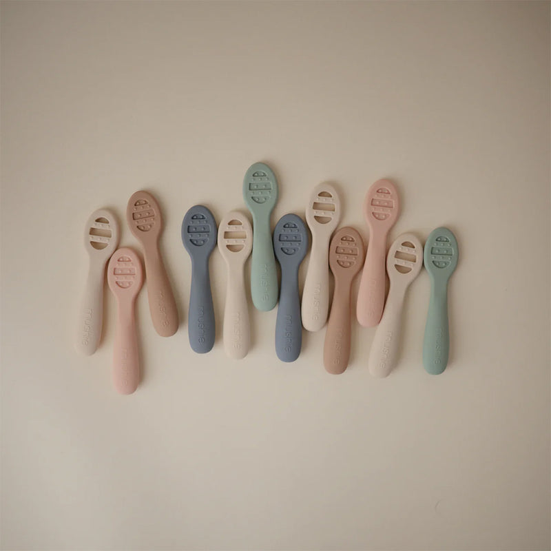 Mushie First Feeding Baby Spoons 2Pack Cambridge Blue Sand bei Yay Kids