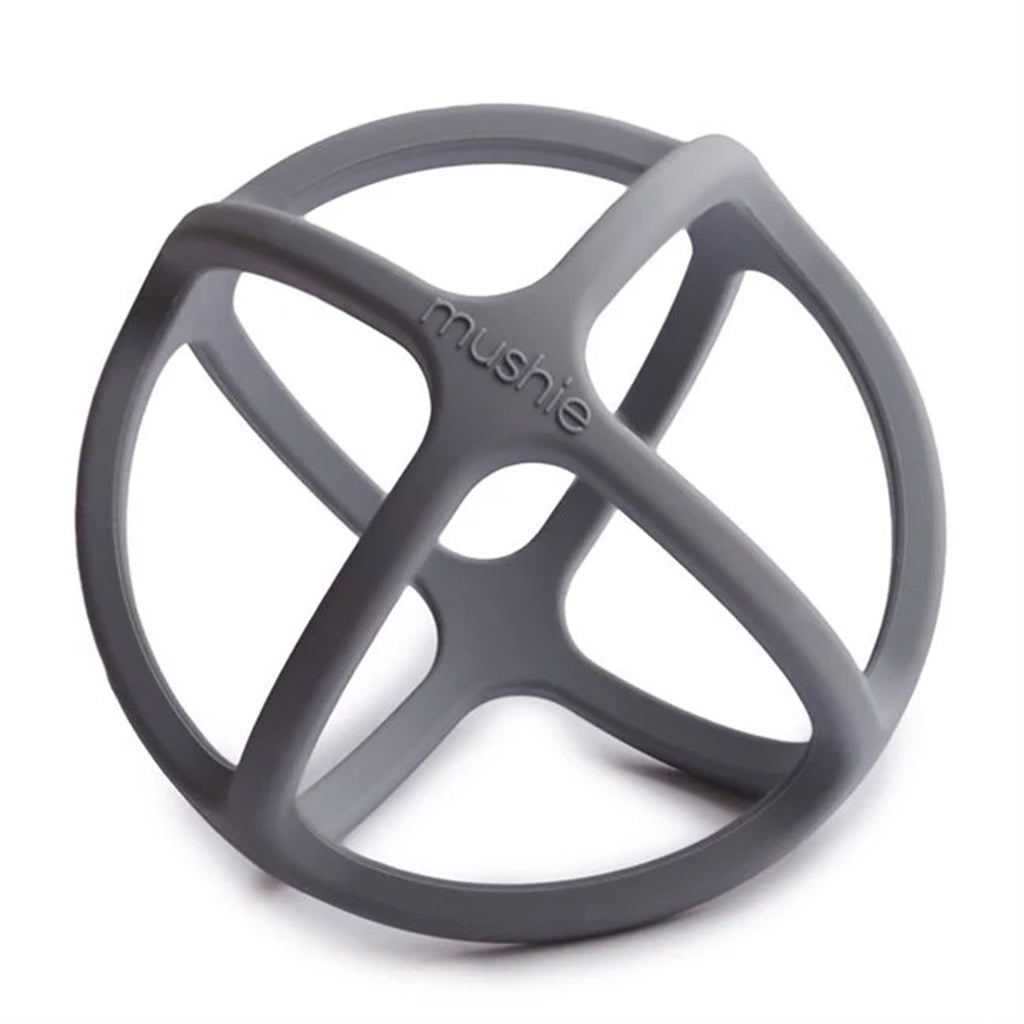 Mushie Baby Silikon Beissspielzeug Ball Dove Grey bei Yay Kids
