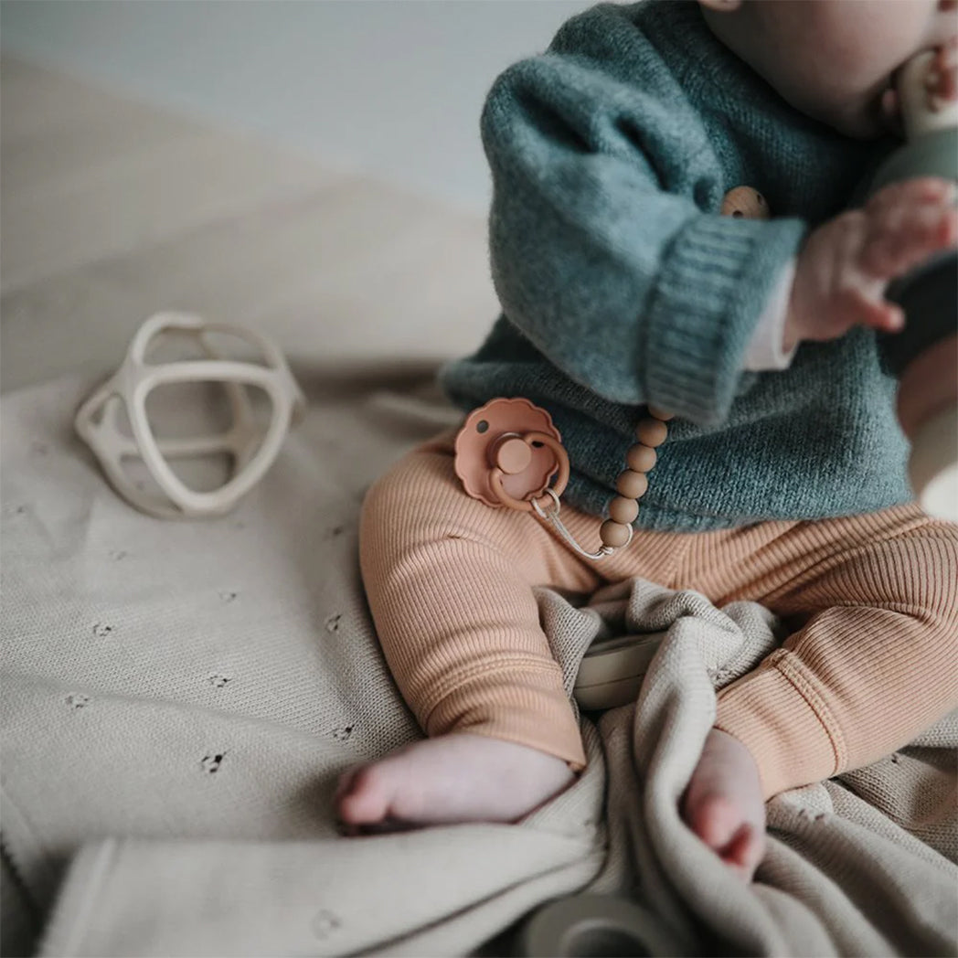 Mushie Baby Silikon Beissspielzeug Ball Dove Grey bei Yay Kids
