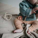 Mushie Baby Silikon Beissspielzeug Ball Dove Grey bei Yay Kids