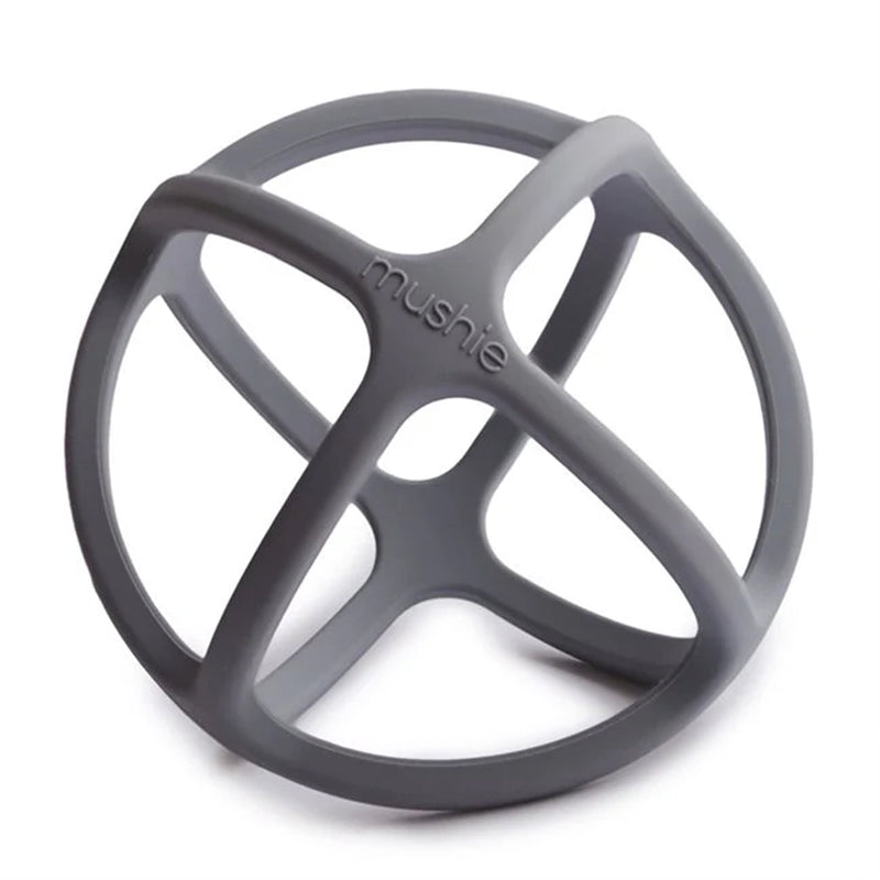 Mushie Baby Silikon Beissspielzeug Ball Dove Grey bei Yay Kids