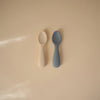 Mushie Baby Silikon Lernlöffel Set Tradewinds/Shifting Sand bei Yay Kids