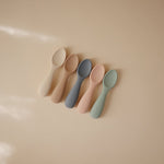 Mushie Baby Silikon Lernlöffel Set Tradewinds/Shifting Sand bei Yay Kids