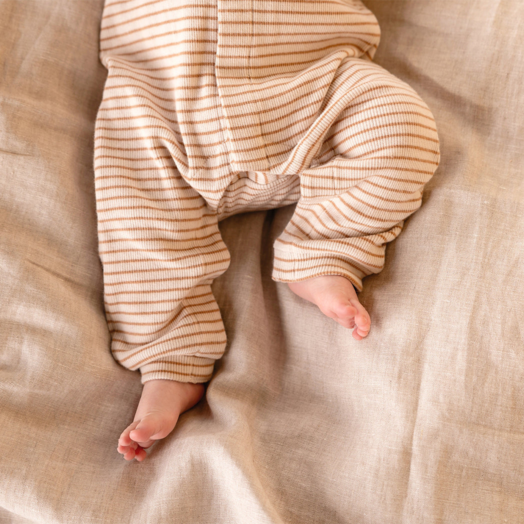 Nixnut Babystrampler Tof Caramel Stripe bei Yay Kids