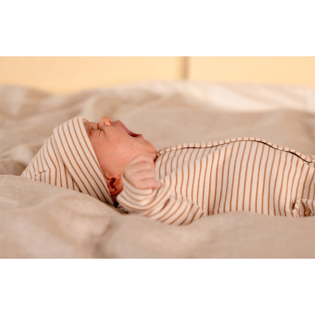 Nixnut Babystrampler Tof Caramel Stripe bei Yay Kids
