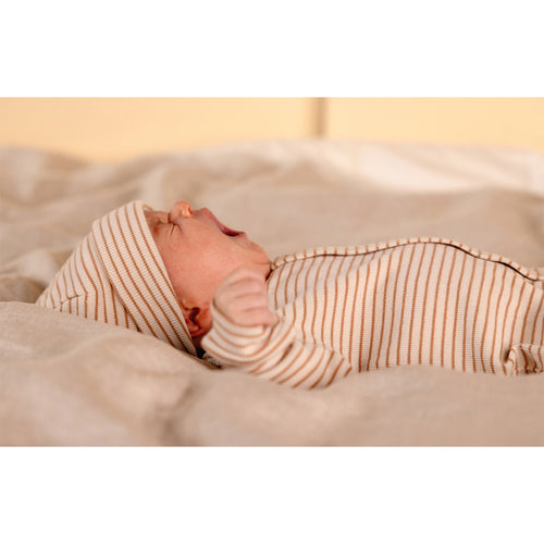 Nixnut Babystrampler Tof Caramel Stripe bei Yay Kids