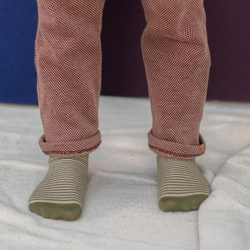 Nixnut Kinder Socken Ecru und Grün gestreift bei Yay Kids