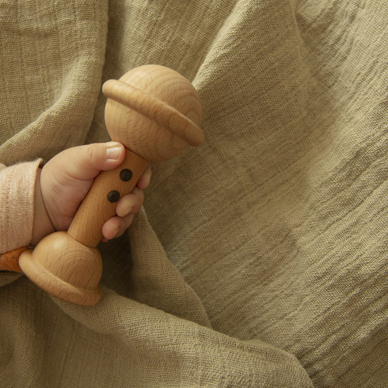 Oioiooi Kinder Baby Rassel aus Holz Oh My Star bei Yay Kids