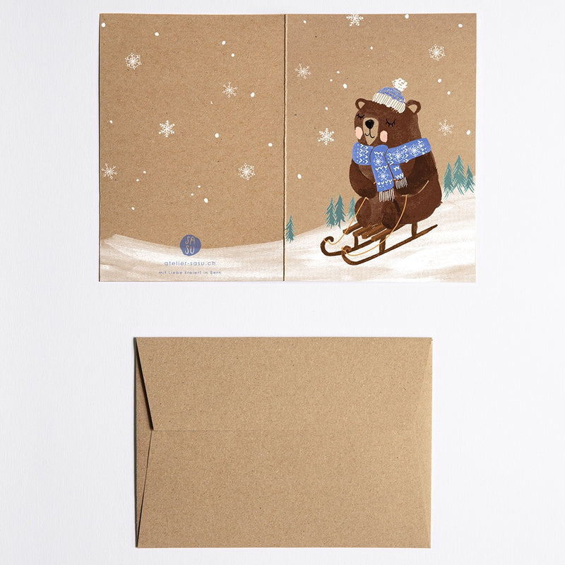 Atelier Sasu Grusskarte mit Couvert Bär auf Schlitten bei Yay Kids