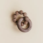 Speen en Koord Wood Teether Ezra Walnut bei Yay Kids