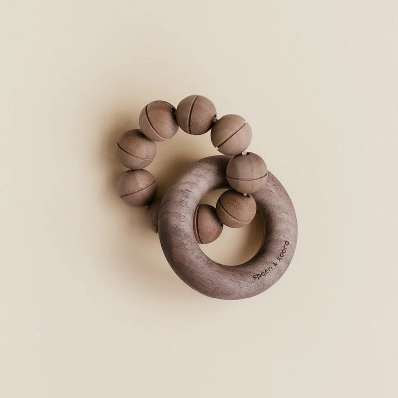 Speen en Koord Wood Teether Ezra Walnut bei Yay Kids