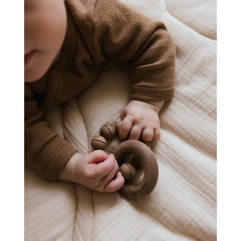 Speen en Koord Wood Teether Ezra Walnut bei Yay Kids