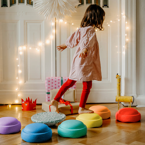 Stapelstein Blush Special Rainbow Set Classic (6 + Board) bei Yay Kids