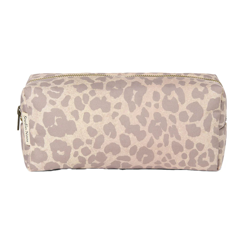 Studio Noos Pouch Necessaire im Beige-Leopard-Design aus recyceltem Polyester für Kosmetik und Baby-Essentials unterwegs.