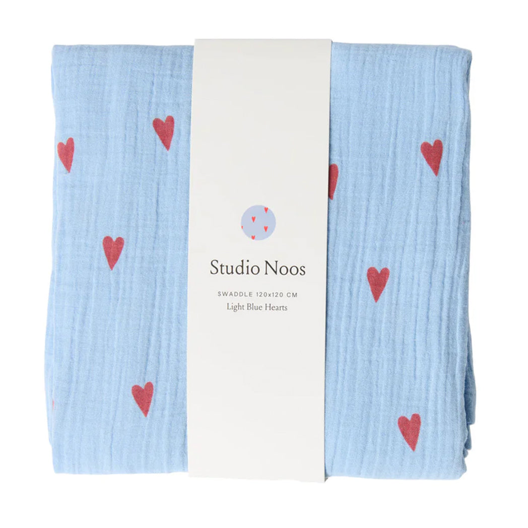 Studio Noos Swaddle Hearts Light Blue 120 x 120 cm bei Yay Kids