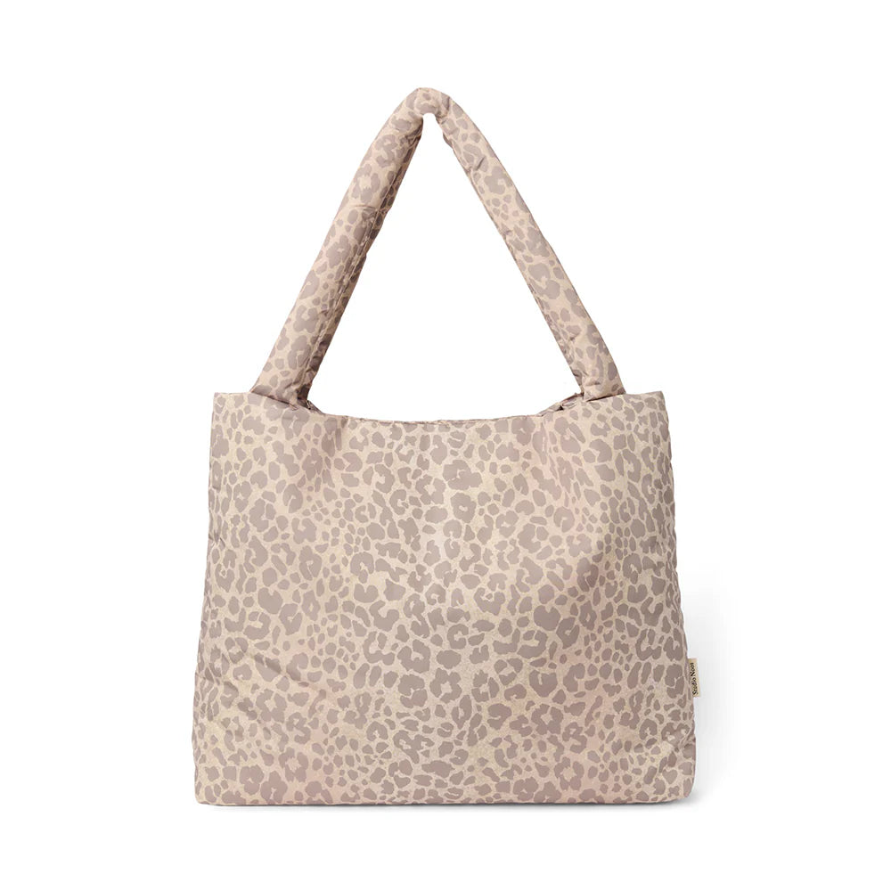 Studio Noos MOM BAG Beige Leopard Puffy Tragetasche für Kinderwagen und Alltag.