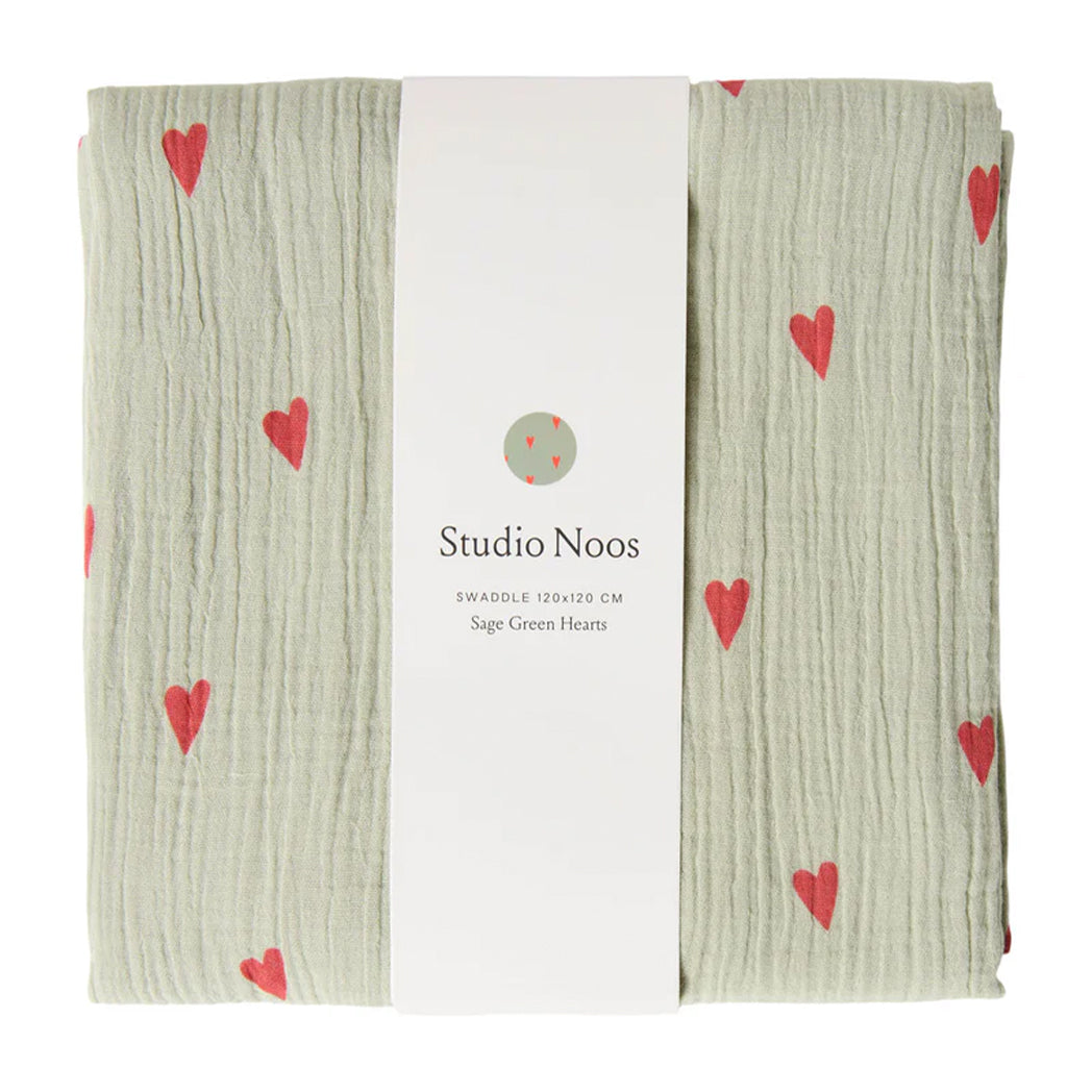 Studio Noos Swaddle Hearts Sage Green 120 x 120 cm bei Yay Kids
