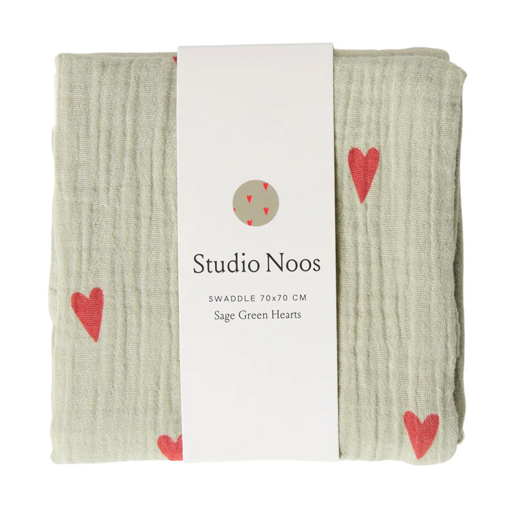 Studio Noos Swaddle Hearts Sage Green 70 x 70 cm bei Yay Kids