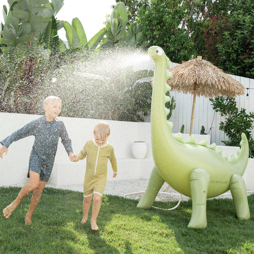 Sunnylife Kinder Sprinkler Giant Dino Sprinkler Khaki bei Yay Kids