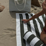 Sunnylife Aufblasbares Strand Kissen The Vacay Olive Stripe bei Yay Kids