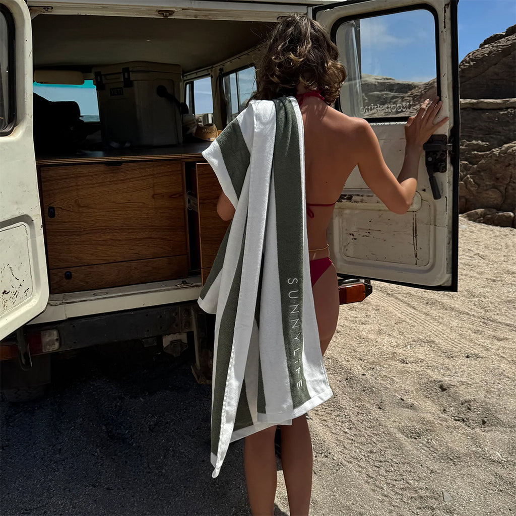 Sunnylife Strandtuch The Vacay Olive Stripe bei Yay Kids