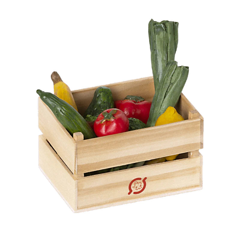 Maileg Holzkiste mit handbemaltem Miniatur Obst und Gemüse aus Polyresin und Holz für Puppenhaus und Kaufladen.