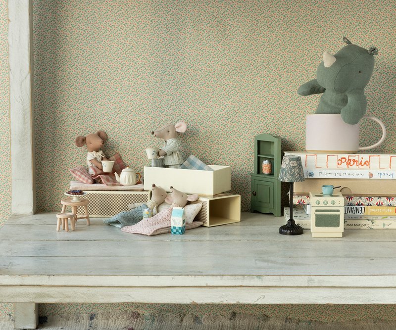 Maileg Mäuse Spielszene mit Möbeln, kleinen Figuren und Kinderzimmer Dekoration im dänischen Design