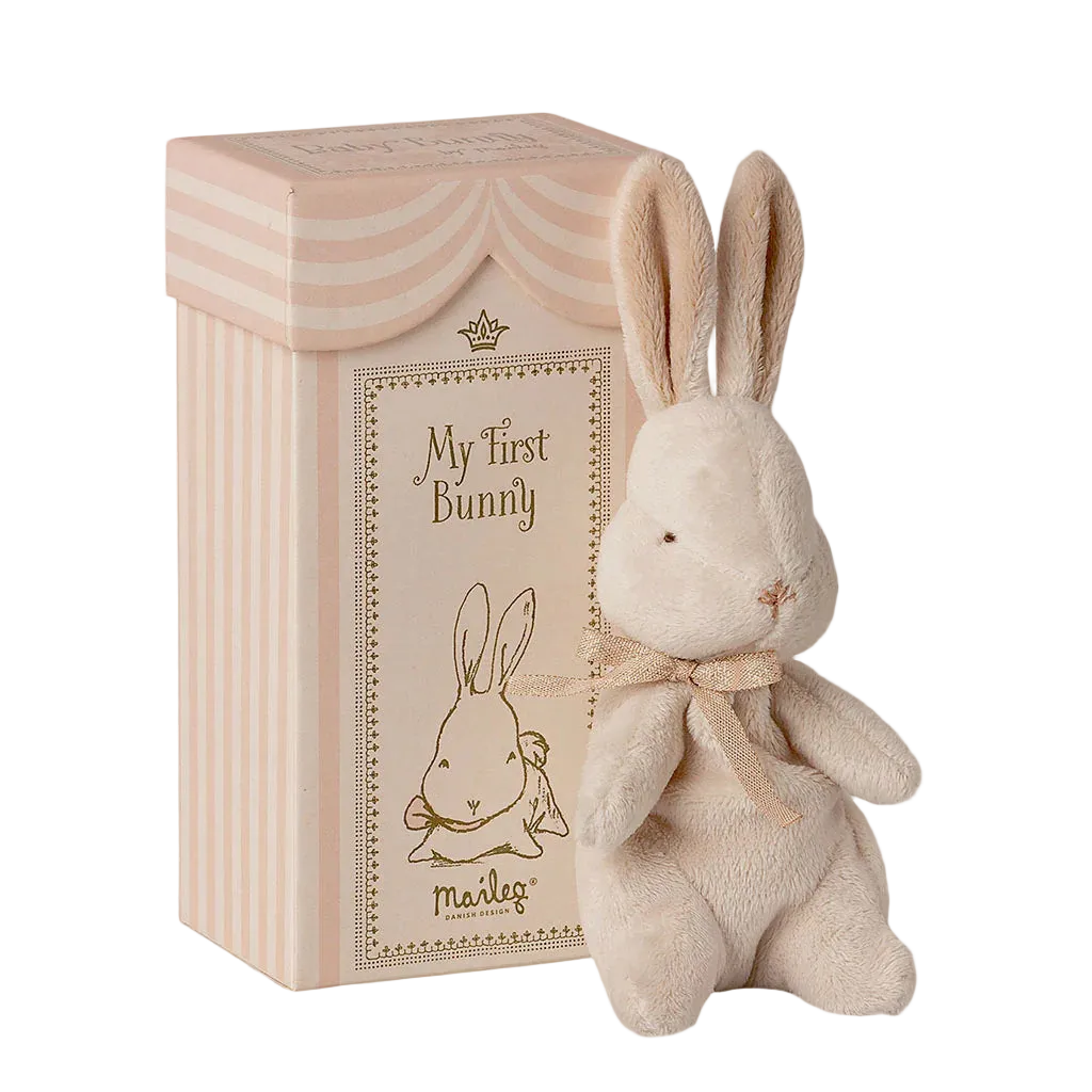 Kleiner Maileg Hase aus weichem Plüsch mit Band um den Hals in Geschenkbox.
