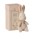 Kleiner Maileg Hase aus weichem Plüsch mit Band um den Hals in Geschenkbox.