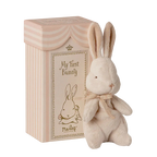 Kleiner Maileg Hase aus weichem Plüsch mit Band um den Hals in Geschenkbox.